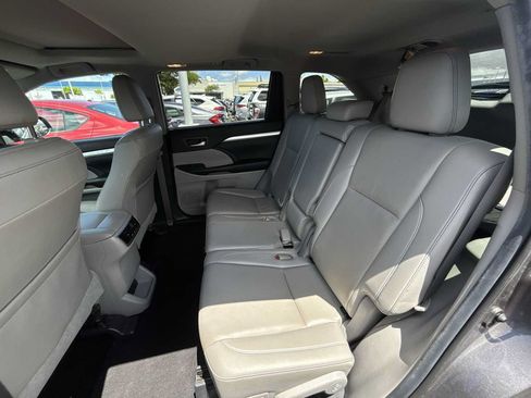 Used 2019 Toyota Highlander SE FWD image 24