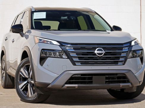 Used 2024 Nissan Rogue SL FWD image 2