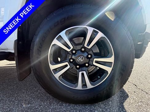 Used 2018 Toyota Tacoma TRD Sport w/ Technology Package AWD/4WD image 18