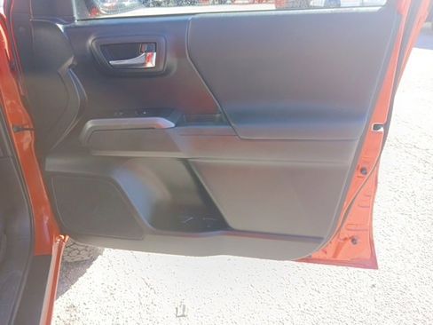 Used 2018 Toyota Tacoma TRD Off-Road image 38