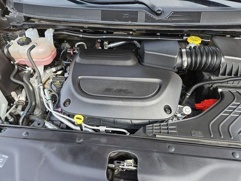 Used 2025 Chrysler Pacifica Select image 23