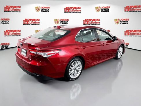 Certified 2020 Toyota Camry XLE w/ Sunroof Package image 18