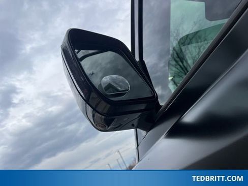 Used 2024 Land Rover Defender 110 SE image 43