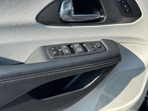 Used 2023 Chrysler Pacifica Touring-L FWD image 23