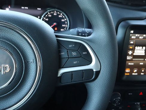 Used 2023 Jeep Renegade Latitude image 29