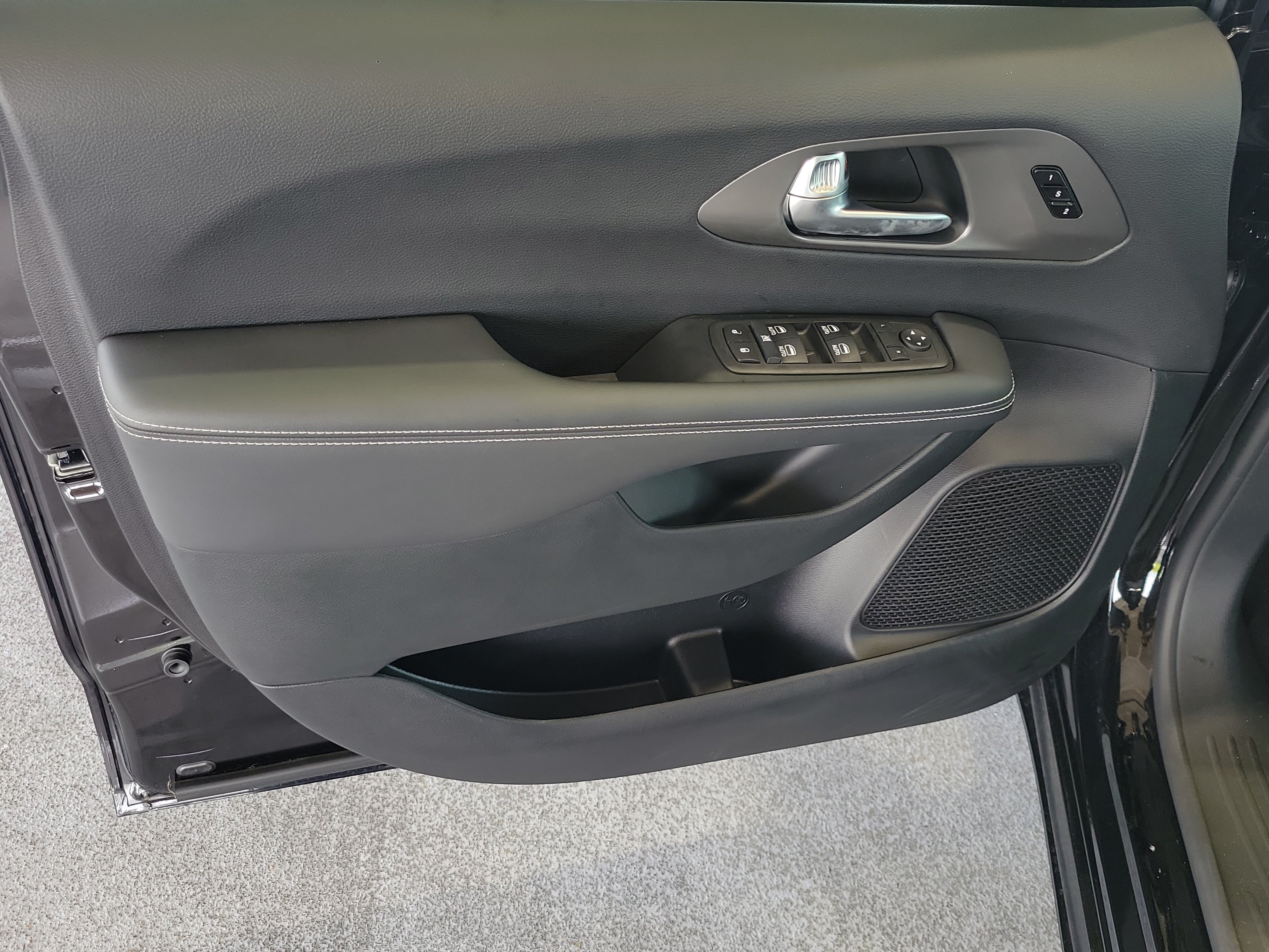 New 2026 Chrysler Pacifica Select w/ S Appearance Package FWD image 15