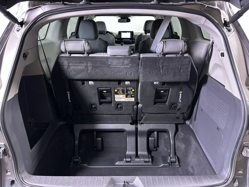 Used 2022 Toyota Sienna XLE image 63