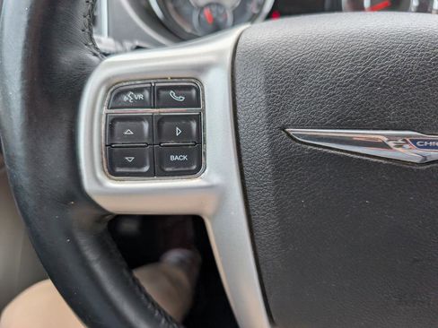 Used 2015 Chrysler Town & Country Touring FWD image 19