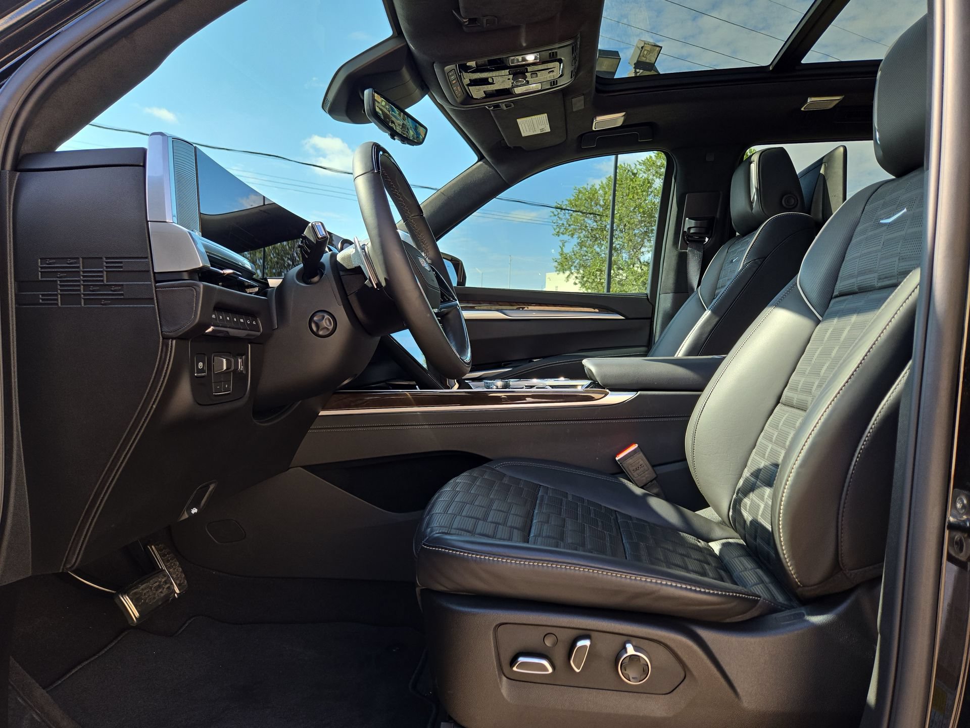 Certified 2026 Cadillac Escalade Platinum Sport w/ LPO, ONYX Package AWD/4WD image 16