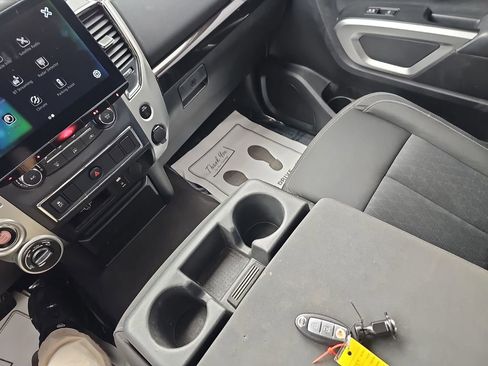 Used 2017 Nissan Titan SV image 27