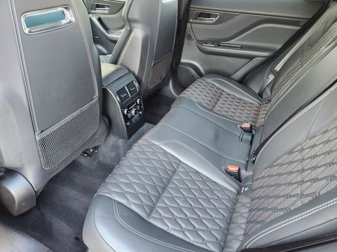 Used 2020 Jaguar F-PACE SVR image 31