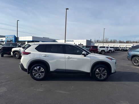 Used 2021 Nissan Rogue SV image 2