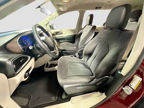 Used 2019 Chrysler Pacifica L FWD image 21
