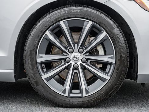 Certified 2022 Volvo S60 B5 Momentum w/ Premium Package image 17