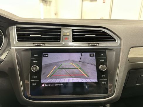 Used 2021 Volkswagen Tiguan SE image 32
