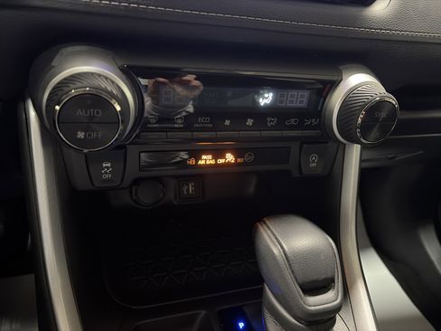 Used 2025 Toyota RAV4 XLE image 19