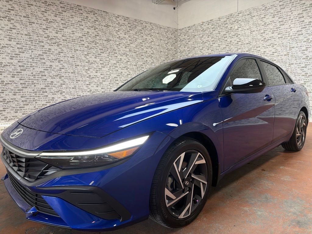 Certified 2025 Hyundai Elantra Sport FWD image 3