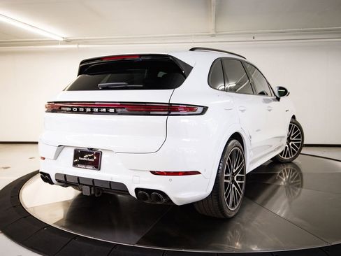 Certified 2025 Porsche Cayenne Turbo AWD/4WD image 7
