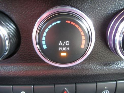Used 2017 Jeep Wrangler Unlimited Sahara w/ Connectivity Group AWD/4WD image 22