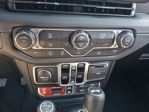 Used 2025 Jeep Wrangler Unlimited Rubicon image 16