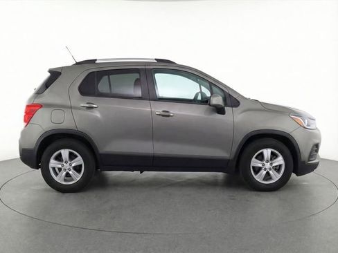 Used 2022 Chevrolet Trax LT w/ LT Convenience Package image 2