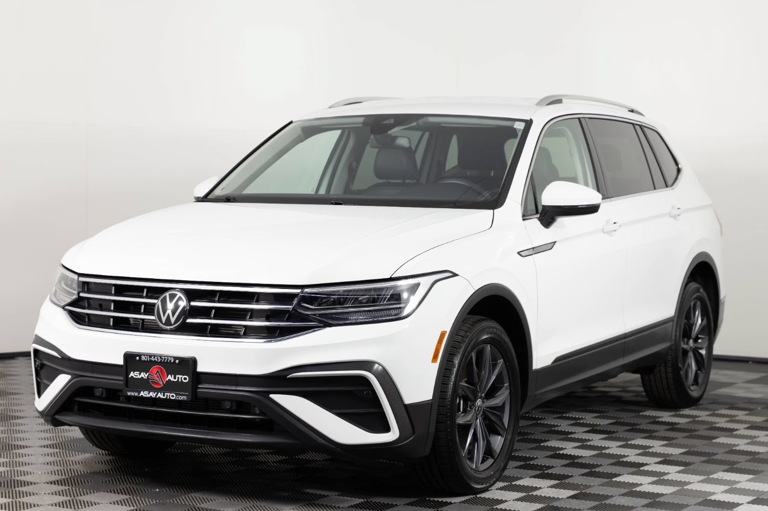 Used 2024 Volkswagen Tiguan SE AWD/4WD image 2