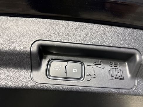 Used 2025 Ford Explorer Platinum image 29