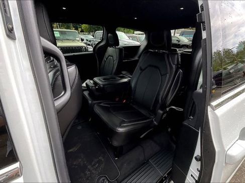 New 2026 Chrysler Pacifica Select image 11