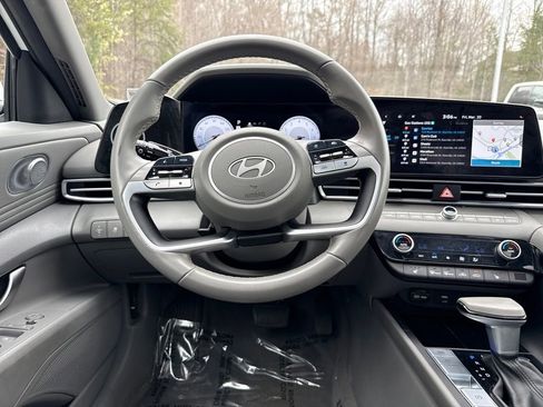 Used 2025 Hyundai Elantra SEL image 16