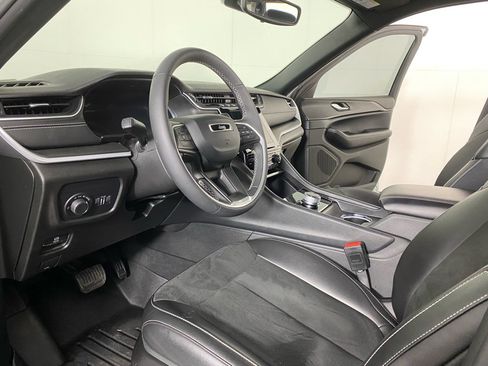 Used 2024 Jeep Grand Cherokee Altitude image 2