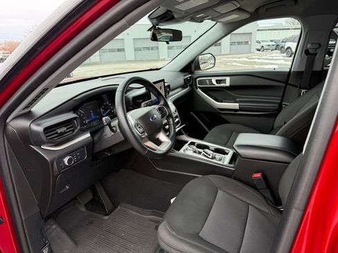Used 2022 Ford Explorer XLT image 3