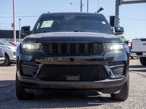 Used 2025 Jeep Grand Cherokee Altitude AWD/4WD image 2