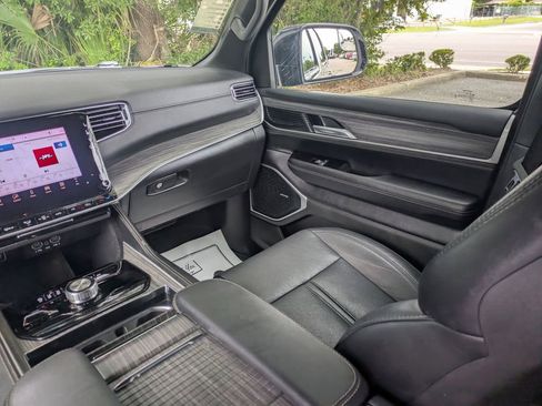 Used 2024 Jeep Wagoneer Series II AWD/4WD image 17