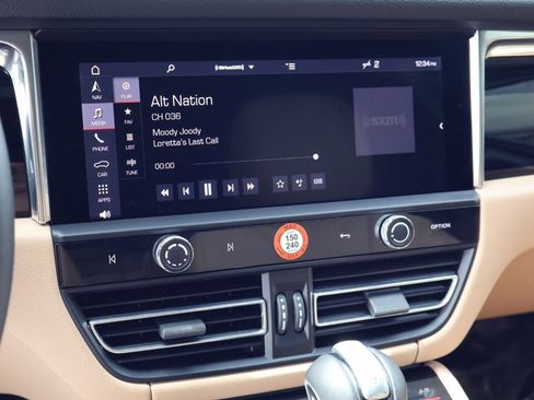 Certified 2025 Porsche Macan image 17