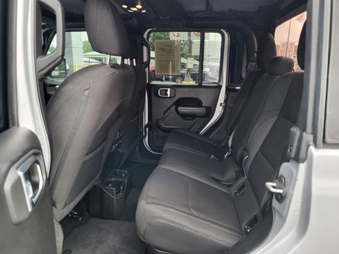 Used 2023 Jeep Gladiator Willys AWD/4WD image 17