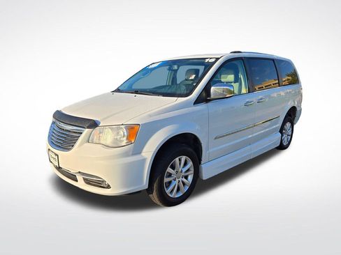 Used 2016 Chrysler Town & Country Limited Platinum image 8