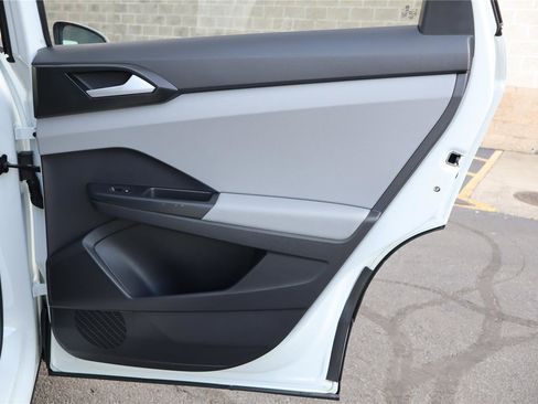 Certified 2022 Volkswagen Taos SE FWD image 28