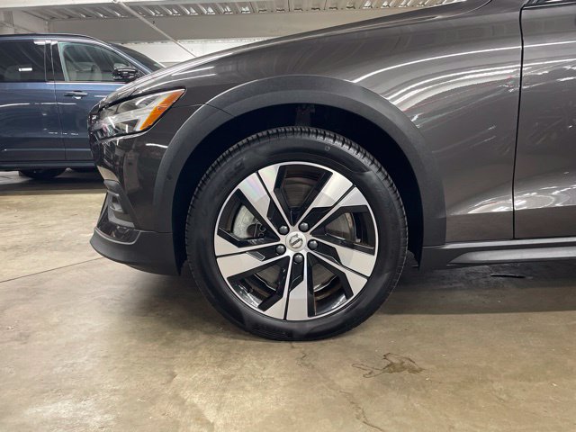 Certified 2025 Volvo V60 B5 Cross Country Plus AWD/4WD image 25
