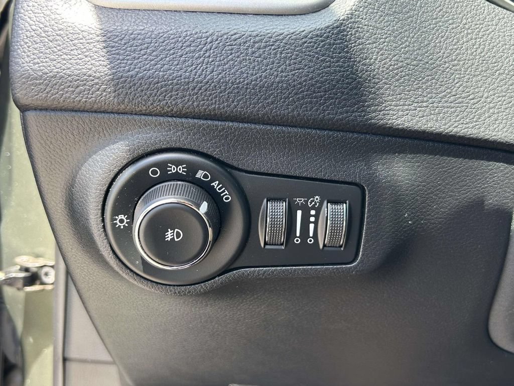 Used 2018 Jeep Compass Latitude FWD image 19
