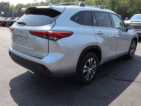 Used 2022 Toyota Highlander XLE AWD/4WD image 39
