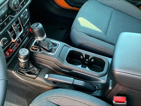 New 2025 Jeep Gladiator Sport image 18