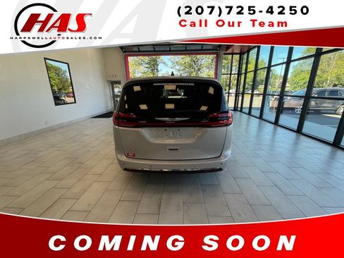Used 2024 Chrysler Pacifica Touring-L FWD image 5