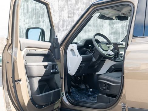 Used 2025 Land Rover Defender 110 S image 11