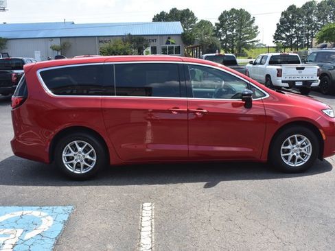 Used 2025 Chrysler Pacifica Select FWD image 4