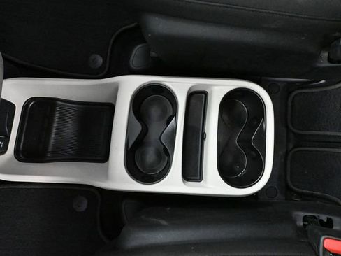 Used 2021 Chrysler Voyager LX image 33