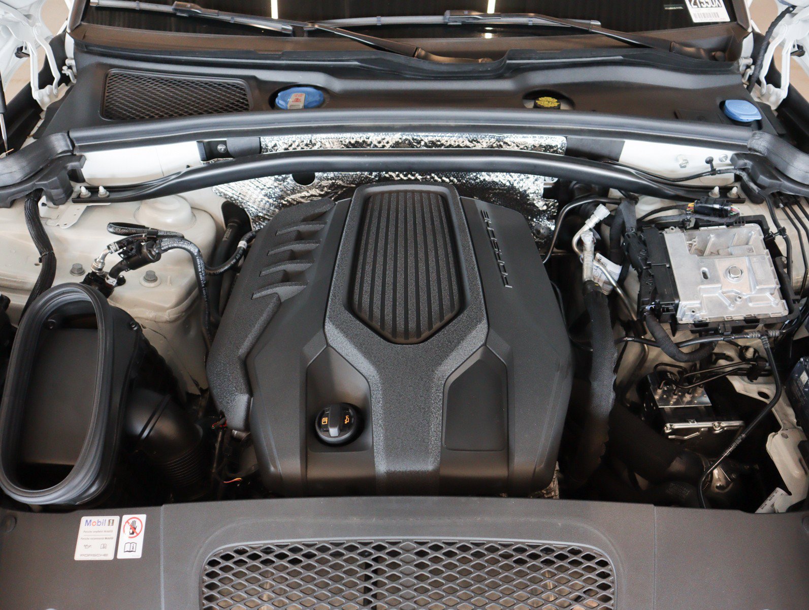 Certified 2024 Porsche Macan AWD/4WD image 12