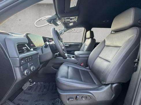 Used 2025 Chevrolet Suburban LT RWD image 19