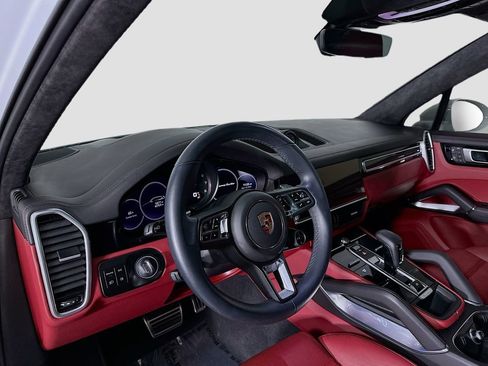 Used 2023 Porsche Cayenne Turbo image 4