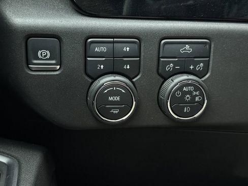 Used 2025 Chevrolet Silverado 1500 LT Trail Boss w/ Convenience Package II AWD/4WD image 15