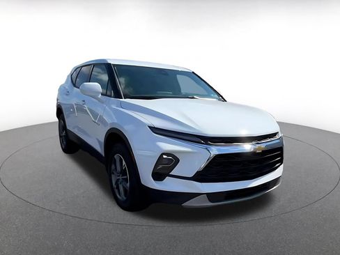 Used 2026 Chevrolet Blazer LT FWD image 3